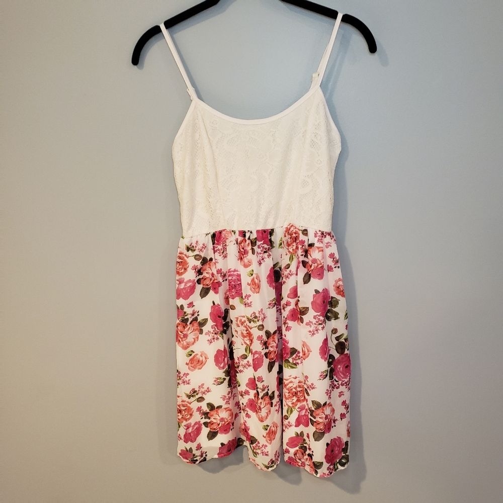 Wet Seal Size Medium White Lace Floral Dress